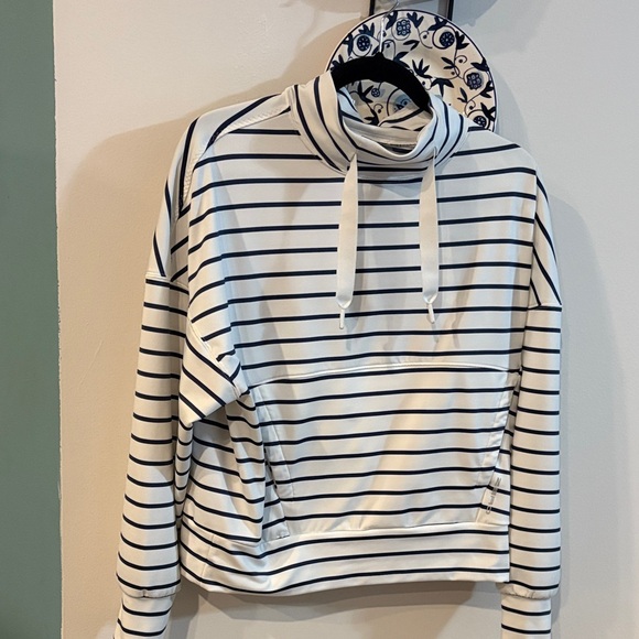 ZERO RESTRICTION Funnel neck top - Picture 1 of 13